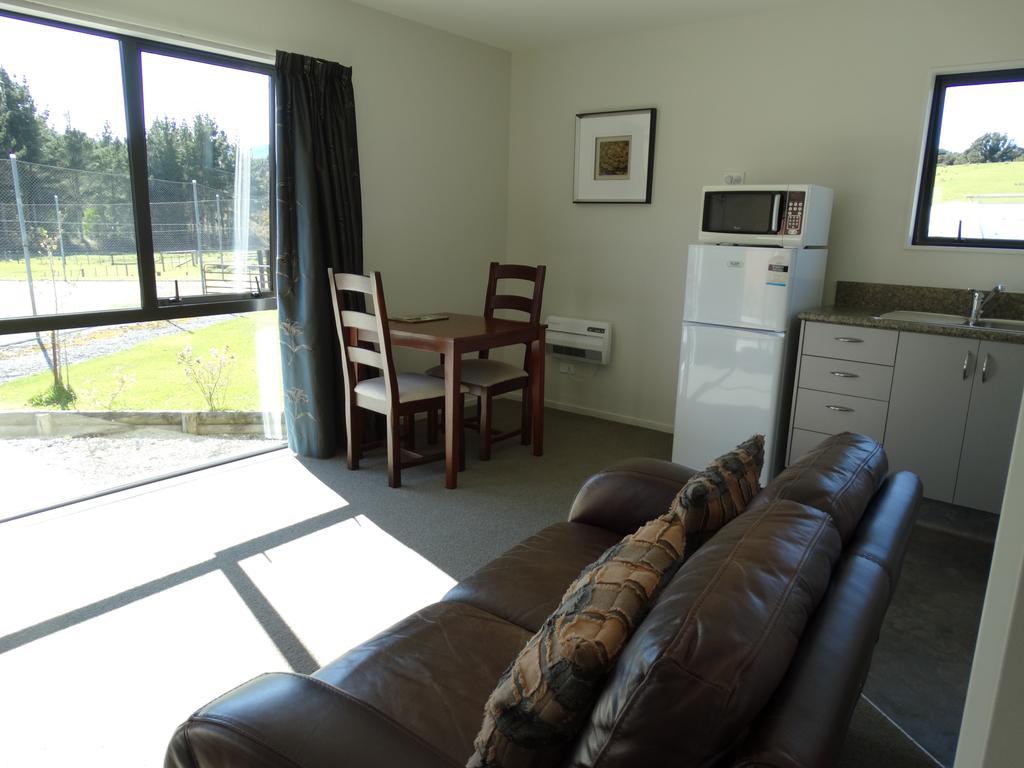 Oak Lodge Greymouth Room photo